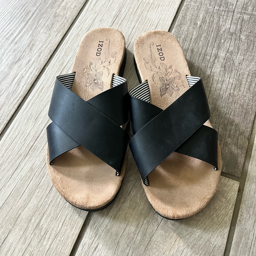 Woman’s Izod slides size 8
